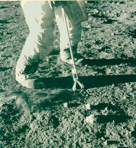 Apollo 12 NASA image AS12-47-6932