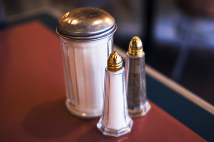https://glasslion.github.io/salt-mill/assets/Salt%2C_sugar_and_pepper_shakers.jpg